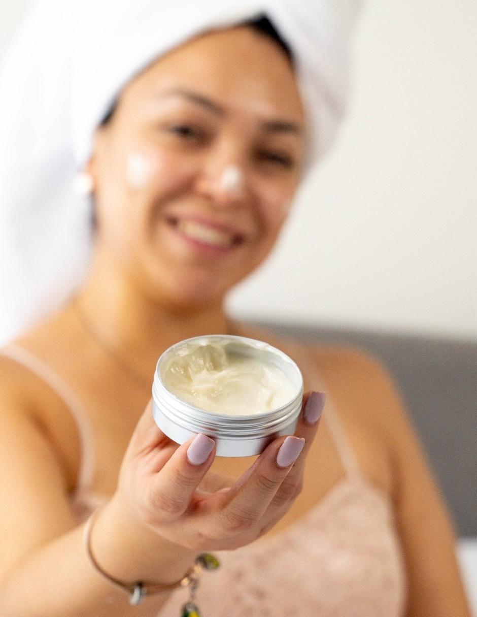 Crema facial recomendada para calmar y regenerar la piel de día y noche para todo tipo piel 3