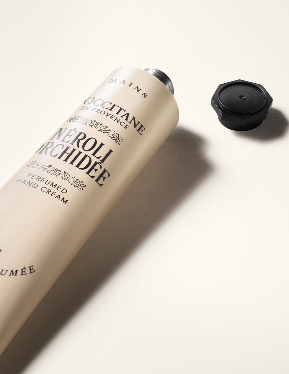 Crema para manos y uñas recomendada para hidratar día y noche todo tipo de piel