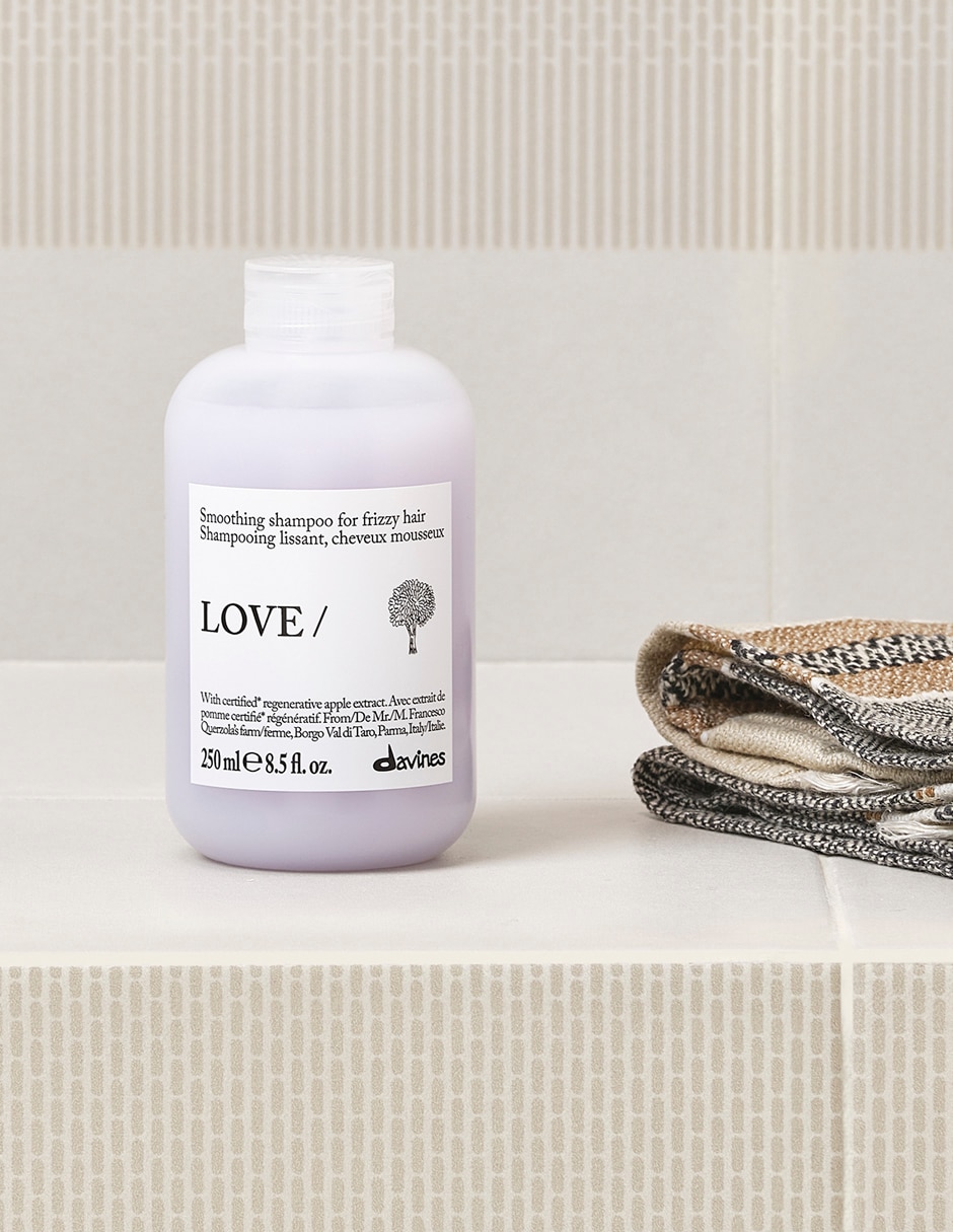 Shampoo anti frizz para cabello con frizz love smoothing essential haircare 3